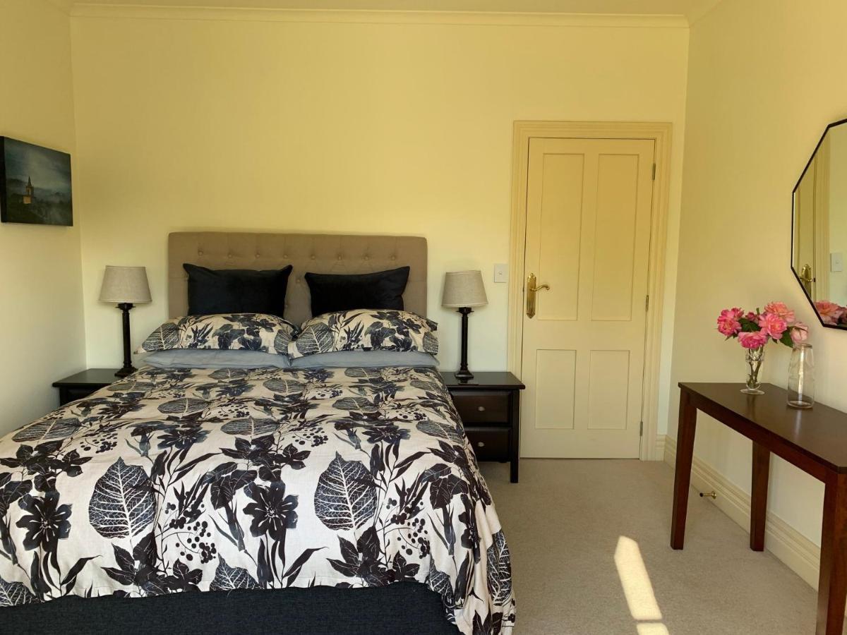 Pin Oaks Luxury Bed & Breakfast Палмерстон-Норт Экстерьер фото