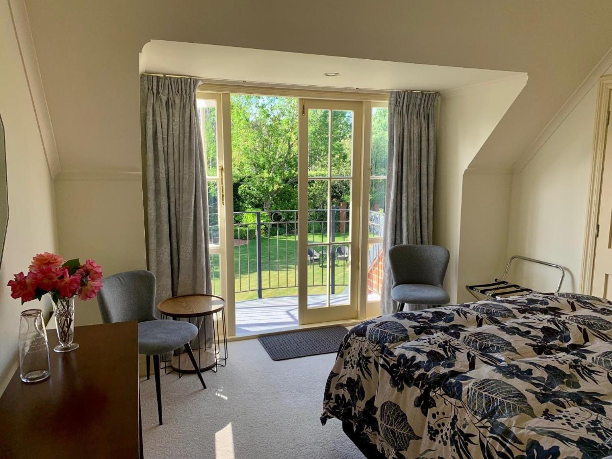 Pin Oaks Luxury Bed & Breakfast Палмерстон-Норт Экстерьер фото